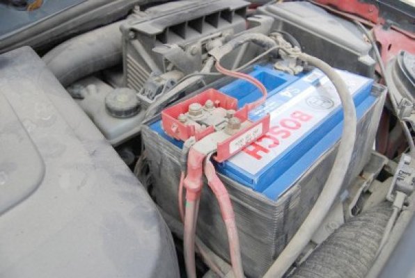 Maşină burduşită cu acumulatori auto, trasă pe dreapta